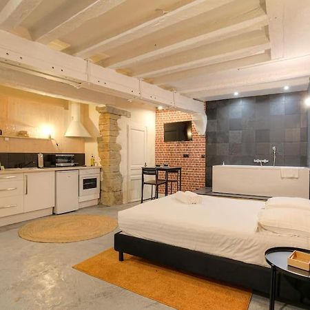 Industrial-Style Studio With Bathtub, Vieux-Lyon Eksteriør bilde
