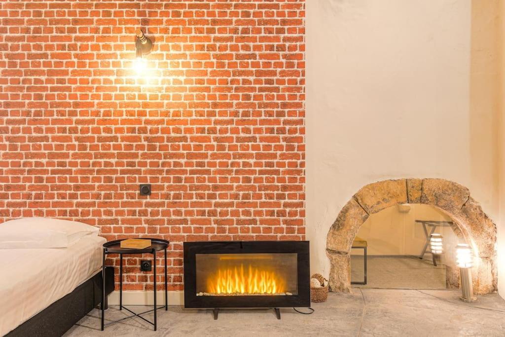 Industrial-Style Studio With Bathtub, Vieux-Lyon Eksteriør bilde