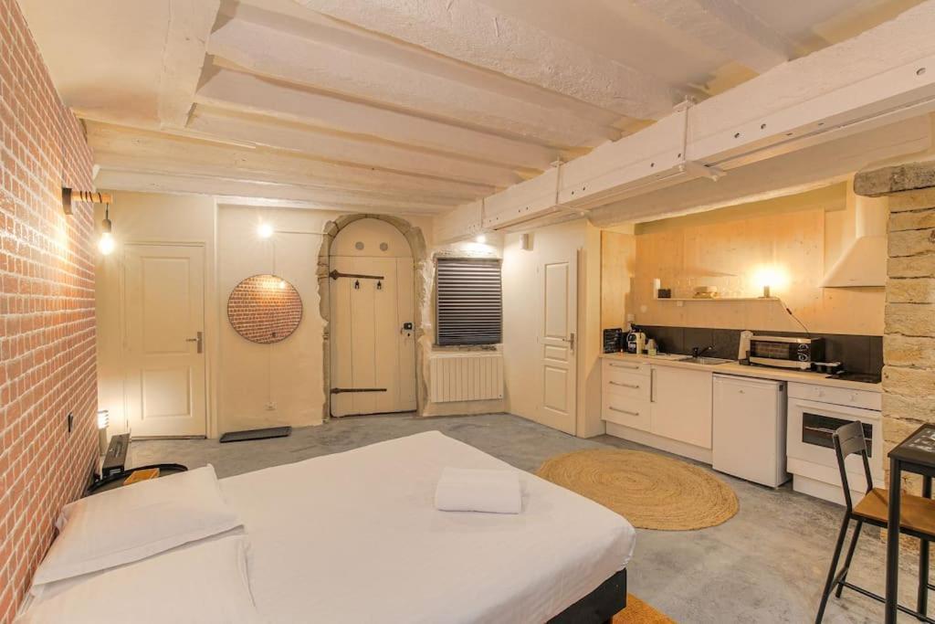 Industrial-Style Studio With Bathtub, Vieux-Lyon Eksteriør bilde