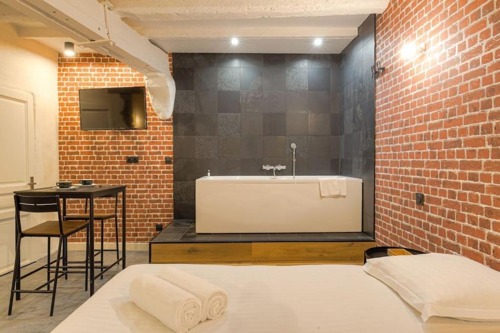 Industrial-Style Studio With Bathtub, Vieux-Lyon Eksteriør bilde