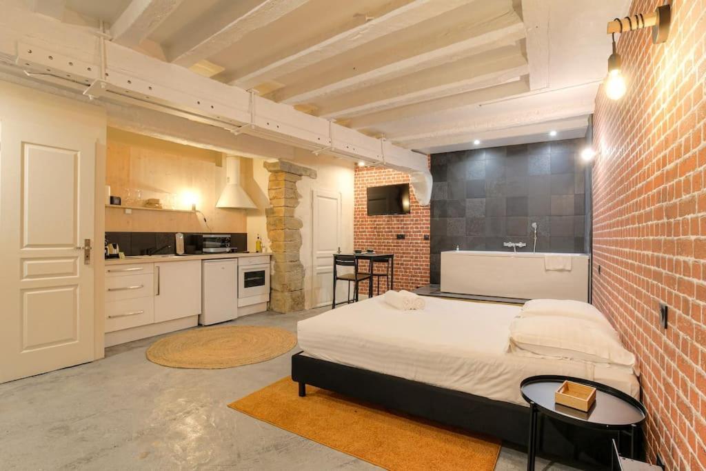 Industrial-Style Studio With Bathtub, Vieux-Lyon Eksteriør bilde