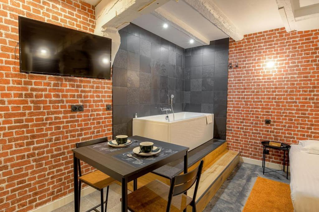 Industrial-Style Studio With Bathtub, Vieux-Lyon Eksteriør bilde