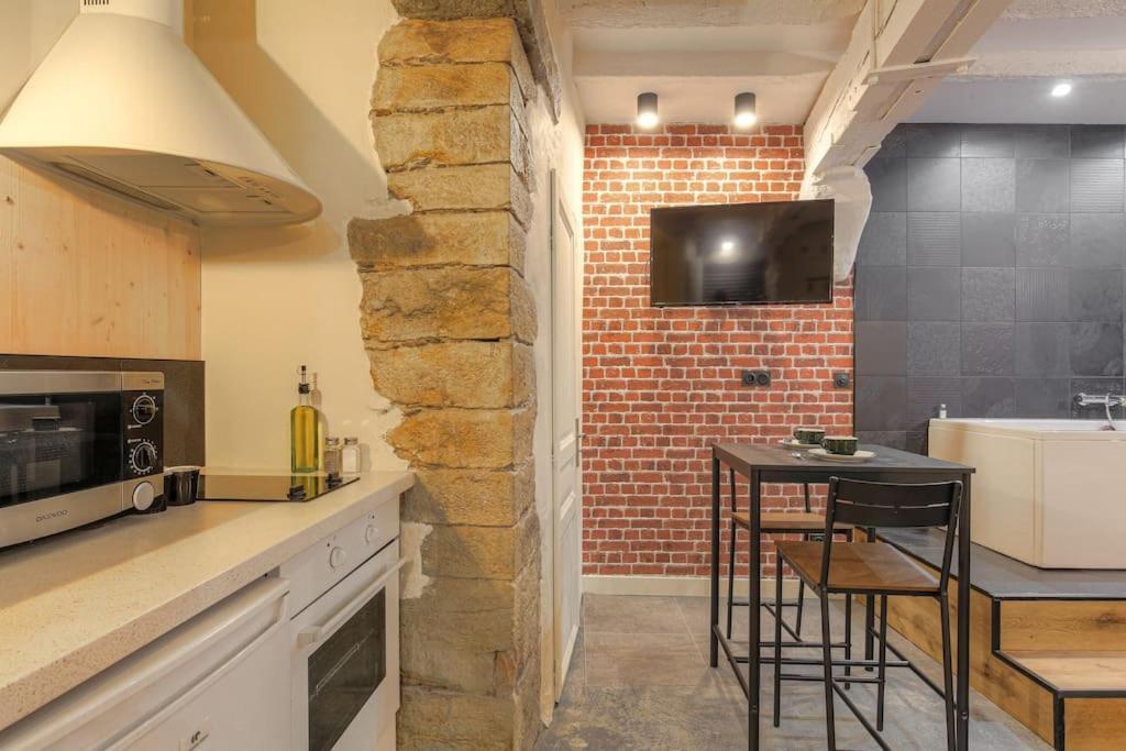 Industrial-Style Studio With Bathtub, Vieux-Lyon Eksteriør bilde