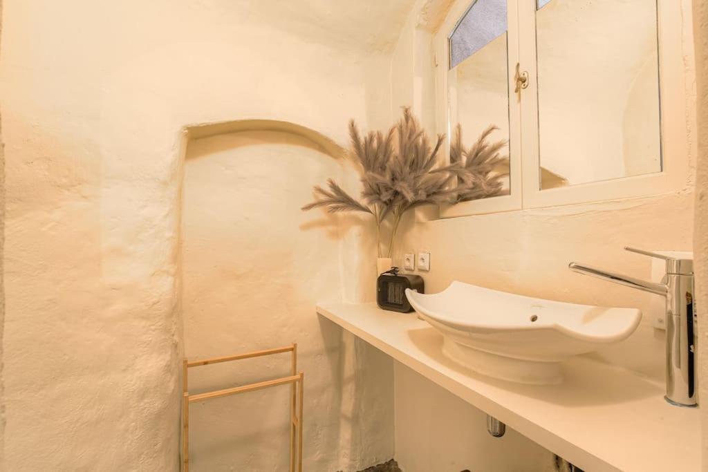 Industrial-Style Studio With Bathtub, Vieux-Lyon Eksteriør bilde