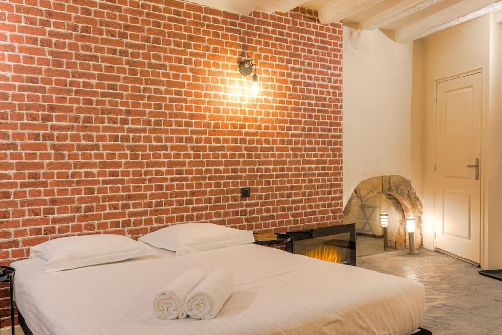 Industrial-Style Studio With Bathtub, Vieux-Lyon Eksteriør bilde