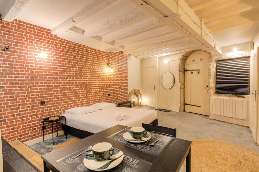 Industrial-Style Studio With Bathtub, Vieux-Lyon Eksteriør bilde