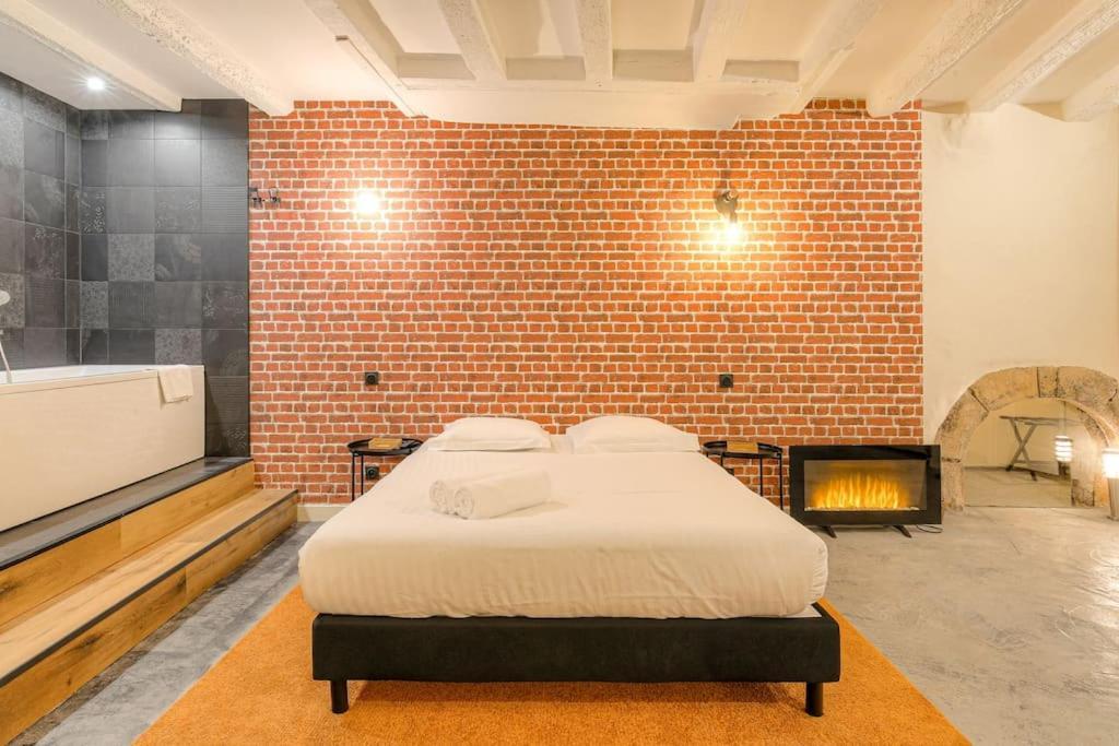 Industrial-Style Studio With Bathtub, Vieux-Lyon Eksteriør bilde