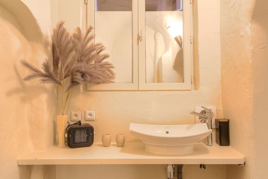 Industrial-Style Studio With Bathtub, Vieux-Lyon Eksteriør bilde