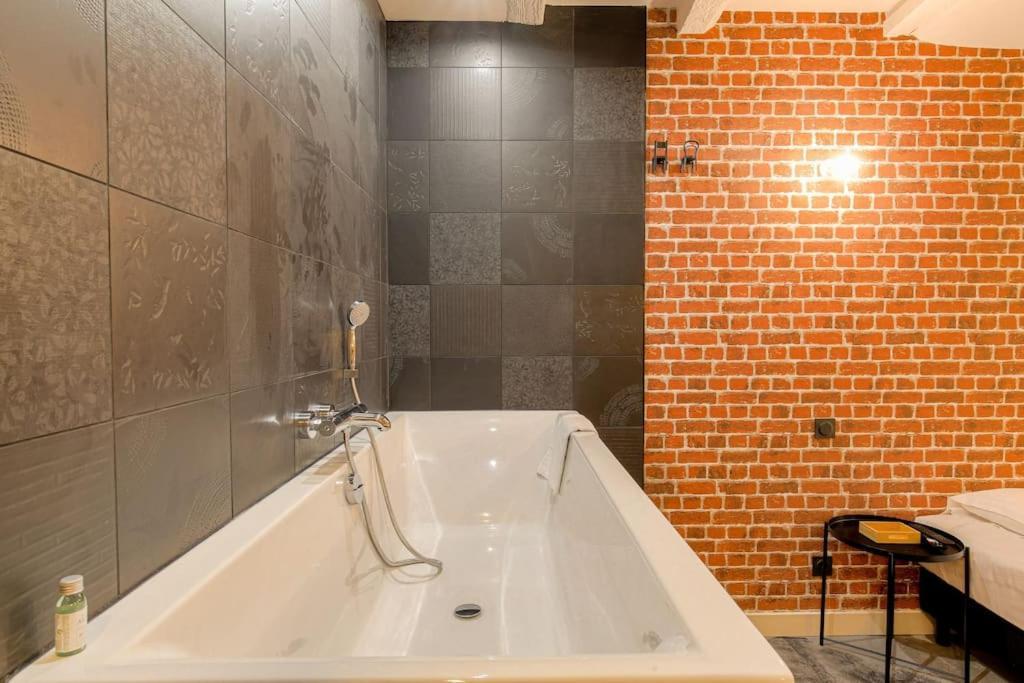 Industrial-Style Studio With Bathtub, Vieux-Lyon Eksteriør bilde