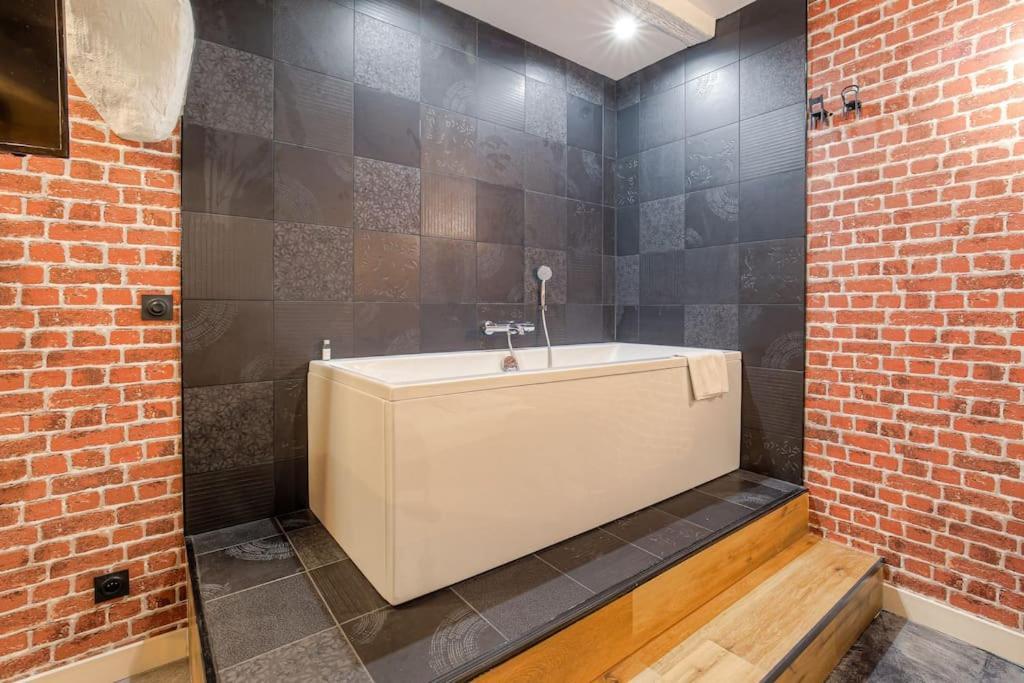Industrial-Style Studio With Bathtub, Vieux-Lyon Eksteriør bilde