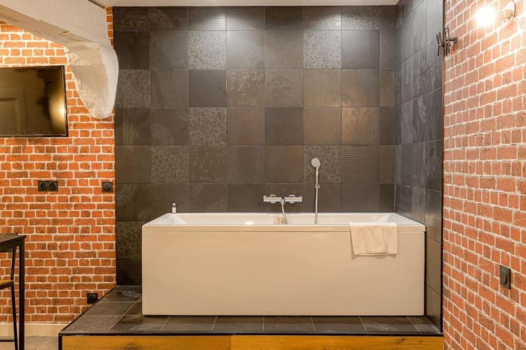 Industrial-Style Studio With Bathtub, Vieux-Lyon Eksteriør bilde