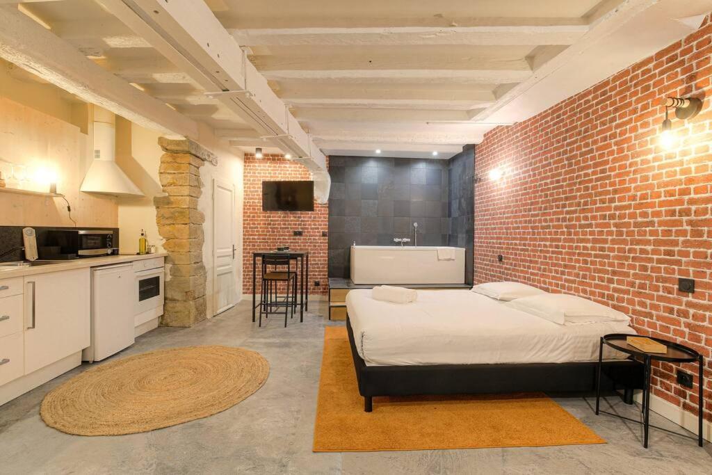 Industrial-Style Studio With Bathtub, Vieux-Lyon Eksteriør bilde